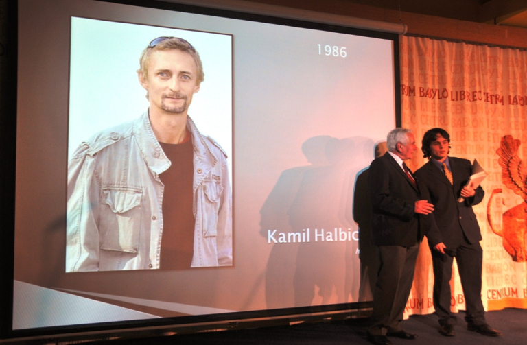Jedním z absolvbentů Gymnázia F. X. Šaldy je také herec Kamil Halbich.